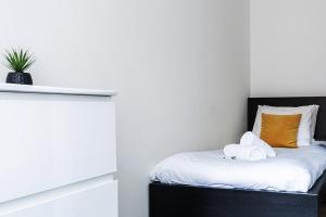 ティルブルフにあるCozy, Simple, And Affordable For Solo Travelerのぬいぐるみが置かれたベッドのある寝室 +11枚の写真