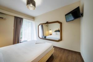 TV a/nebo společenská místnost v ubytování Ruby Rooms Kifisia