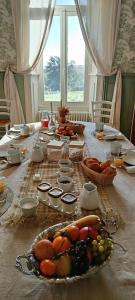 un lungo tavolo con un sacco di cibo sopra di Le Manoir du Châtelier a Bressuire