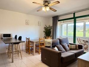 a living room with a couch and a table at Apartamento 1 con Piscina en Llança in Llança
