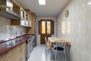 Kuchyň nebo kuchyňský kout v ubytování Apartamento Jana Santillana del Mar