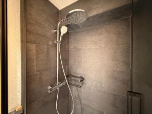 une douche avec pommeau de douche dans une salle de bain dans l'établissement Méribel Mottaret - Duplex - Plein sud - Pied des pistes, à Les Allues 50 autres photos