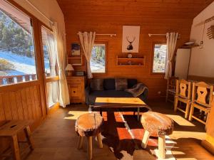 un salon avec un canapé et une table dans l'établissement Méribel Mottaret - Duplex - Plein sud - Pied des pistes, à Les Allues