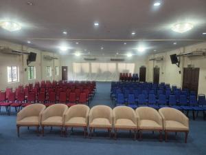 een lege aula met stoelen en blauwe stoelen bij USAS Resort, Kuala Kangsar in Kuala Kangsar