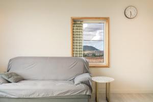 Sindo-riにあるJeju March Pensionの窓付きの客室で、白いソファが備わります。 +23枚の写真