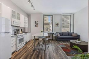 Η κουζίνα ή μικρή κουζίνα στο Sky Central by CozySuites #11