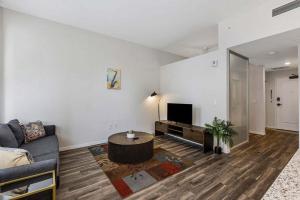 Μια τηλεόραση ή/και κέντρο ψυχαγωγίας στο Sky Central by CozySuites #11