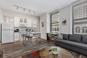 Η κουζίνα ή μικρή κουζίνα στο Sky Central by CozySuites #11