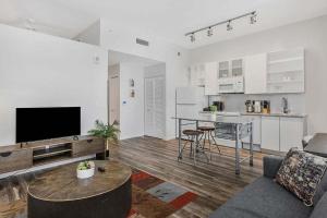 Η κουζίνα ή μικρή κουζίνα στο Sky Central by CozySuites #11 +15 φωτογραφίες