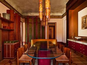 ein Esszimmer mit Glastisch und Stühlen in der Unterkunft Orient Express La Minerva in Rom + 138 Fotos