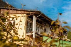 a balcony on the side of a building at Ferienwohnung Agnes in Rappersweier