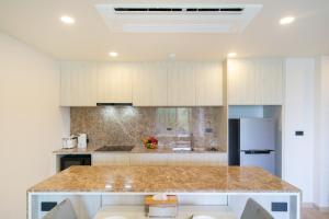 une cuisine avec un comptoir en marbre dans une pièce dans l'établissement Ozone 2 Bed Condominium in Splendid Laguna Area, à Laguna Phuket