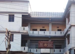 een wit gebouw met een balkon erboven bij Maa Durga Apartment in Dhanbad