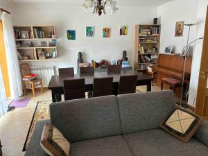 ein Wohnzimmer mit einem Sofa, einem Tisch und einem Klavier in der Unterkunft Bed and breakfast - Caminha, Portugal in Caminha