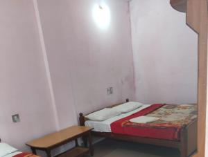 Postel nebo postele na pokoji v ubytování Srusti Residency