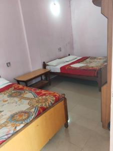 Postel nebo postele na pokoji v ubytování Srusti Residency