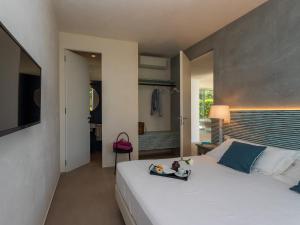 ラグーザにあるVILLA CARRUBO 4, Emma Villasのベッドルーム1室(白いベッド1台、おもちゃ付) +17枚の写真