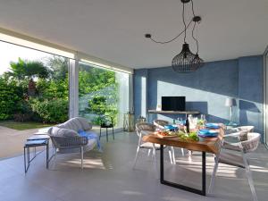 ラグーザにあるVILLA CARRUBO 4, Emma Villasのテーブルと椅子のあるリビングルーム