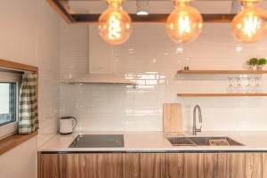 Sindo-riにあるJeju March Pensionのキッチン(シンク、照明付きカウンター付)