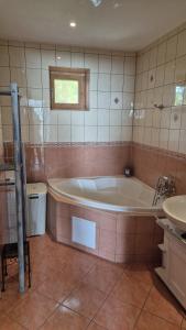 un baño con bañera y lavabo en Romantic House in Botanic Garden, en Banská Štiavnica