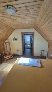una habitación con una cama con techo de madera en Romantic House in Botanic Garden, en Banská Štiavnica