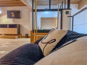 um saco sentado em cima de um sofá num quarto em Le Refuge de la Bastille - Jacuzzi em Grenoble