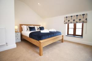 Postel nebo postele na pokoji v ubytování Argoed Barn and Vineyard