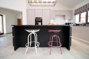 Kuchyň nebo kuchyňský kout v ubytování Argoed Barn and Vineyard