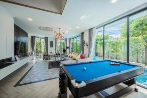 Biliár nebo kulečník v ubytování Private Pool Villa 5 Bedroom - Wealth Pool Villa Chiang Mai