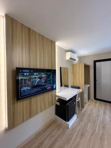 邦咯Alva Boutique Chalet Pangkor的墙上配有平面电视的房间