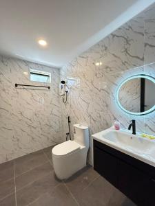 邦咯Alva Boutique Chalet Pangkor的浴室里有马桶、洗手池和镜子。