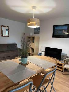 Televiisor ja/või meelelahutuskeskus majutusasutuses Charmant Appartement proche plage