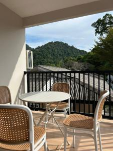 邦咯Alva Boutique Chalet Pangkor的阳台上配有桌椅的露台