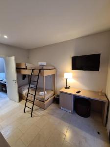 a room with a bunk bed and a desk with a computer at B&B La Porta sul Mare a Porto Cesareo in Torre Squillace