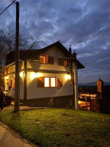 Bygningen som feriehuset ligger i + 2 billeder