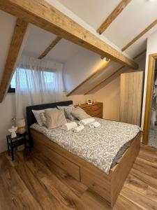 En eller flere senge i et værelse på Villa S&S