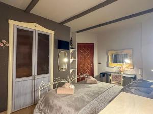 ein Schlafzimmer mit einem Bett und einem großen Fenster in der Unterkunft La Cola Cola in Gravina in Puglia