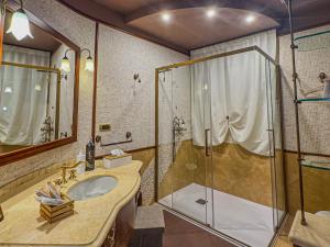 ein Badezimmer mit Dusche und Waschbecken in der Unterkunft La Cola Cola in Gravina in Puglia