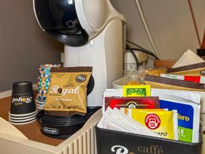 Eine Kiste mit Lebensmitteln und anderen Gegenständen auf einem Schreibtisch in der Unterkunft La Cola Cola in Gravina in Puglia + 14 Fotos