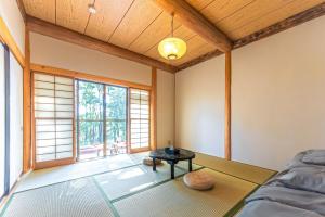 Zimmer mit einem Bett und einem Tisch in der Unterkunft 日本文化に触れる日光リゾート貸切Villa 最大10名 プライベートサウナ 雨でもBBQ にぎわいOK 完全プライベート空間 in Ochikawa