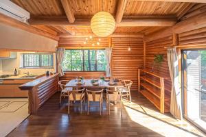 Η κουζίνα ή μικρή κουζίνα στο 日本文化に触れる日光リゾート貸切Villa 最大10名 プライベートサウナ 雨でもBBQ にぎわいOK 完全プライベート空間