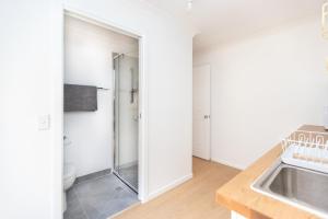 RochedaleA Beautiful room in Mackenzie Brisbane的带淋浴和水槽的浴室