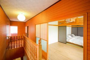 大崎市楓 -Kaede-的一间有床和楼梯的小房间