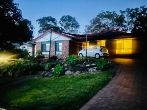 RochedaleA Beautiful room in Mackenzie Brisbane的夜间停在房子前面的汽车
