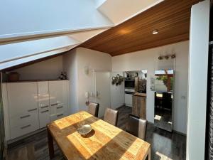 Kuchyň nebo kuchyňský kout v ubytování Heimat Apartment