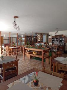 a restaurant with wooden tables and chairs and shelves at Hotel Pousada Icaraí in Poços de Caldas