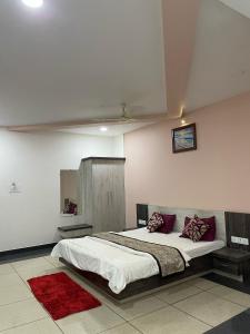 Ένα ή περισσότερα κρεβάτια σε δωμάτιο στο Hotel Krishna & Restaurent