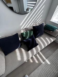 een grijze bank met blauwe kussens in de woonkamer bij Stylish 1BR with Comfy Vibes in Beckenham