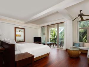A bed or beds in a room at Swissôtel Sanya Yalong Bay Még 118 kép