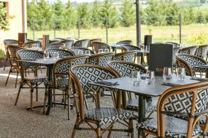 Un restaurante o sitio para comer en Hotel Le Belmont 18 fotos más
